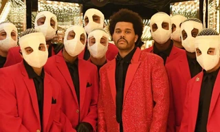 Super Bowl Halftime Show 2021: The Weeknd một mình “cân team”, H.E.R hát mở màn ngọt như mía lùi