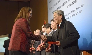 Phó Đại sứ Mỹ Caryn McClelland trao kỷ niệm chương cho các cá nhân Việt Nam đã đóng góp cho quan hệ hợp tác Việt – Mỹ trong tìm kiếm người Mỹ mất tích trong chiến tranh. (Ảnh: ĐSQ Mỹ)