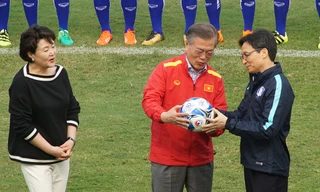 Hình ảnh Tổng thống Hàn Quốc Moon Jae-in và Phu nhân khi vừa đáp xuống sân bay Nội Bài. (Ảnh: Hoàng Mạnh Thắng)