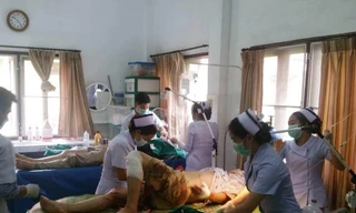 Các nạn nhân vụ tai nạn đang được cấp cứu. (Nguồn: Vietnam+)