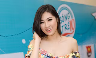 Á hậu Tú Anh hờ hững vai trần quyến rũ