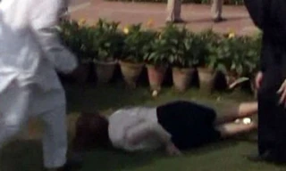 Nữ thủ tướng Úc Julia Gillard ngã nhào ở đài tưởng niệm Gandhi, Ấn Độ