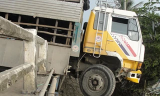 Hiện trường vụ tai nạn giao thông, xe ô tô treo lơ lửng gần rớt xuống cầu