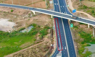 Tài xế kêu trời vì vạch kẻ 'thách đố' trên tuyến cao tốc Vĩnh Hảo - Phan Thiết