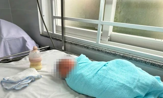 Bé gái sơ sinh bị bỏ rơi trên đường ở Bình Dương