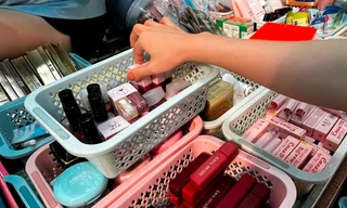 Cận cảnh 'hàng hiệu giá bèo' cần là có ở chợ truyền thống TPHCM