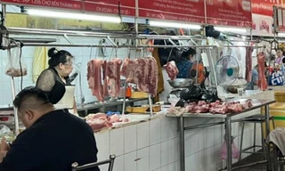 Giá thịt heo vẫn tăng cao: Người nghỉ bán, kẻ cố cầm cự