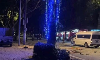 Xe máy kẹp 3 lao vào gốc cây, 3 thanh niên tử vong tại chỗ