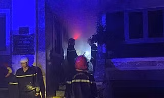 Cứu 2 người trong căn nhà cháy dữ dội lúc nửa đêm 