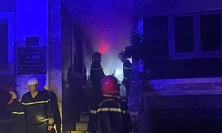 Cứu 2 người trong căn nhà cháy dữ dội lúc nửa đêm 