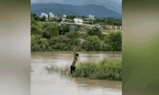 Bay drone cứu 2 cháu bé kẹt giữa dòng lũ 