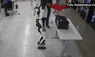 Elon Musk khoe robot Optimus làm việc nhà, gây sốt mạng xã hội