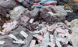 Đà Nẵng: Số lượng lớn thuốc tân dược vứt bỏ bên đường, phủ dưới tấm bạt mỏng