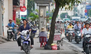 Nhiều người vẫn phớt lờ mức phạt 6 triệu, vô tư lái xe trên vỉa hè