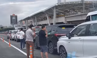 Tai nạn liên hoàn 6 ô tô trên cầu Sài Gòn sau cơn mưa