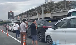 Tai nạn liên hoàn 6 ô tô trên cầu Sài Gòn sau cơn mưa