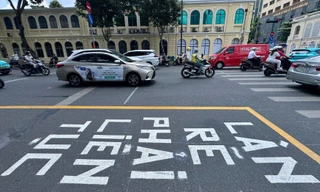 TPHCM có thêm vạch mắt võng, kẻ chữ nhường đường cho xe rẽ phải