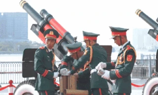 Hàng ngàn người dân TPHCM phấn khích chứng kiến bắn đại bác tại bến Bạch Đằng