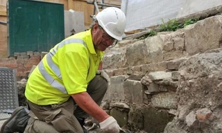 Phát hiện hơn 300 ngôi mộ cổ dưới cửa hàng bách hóa cũ