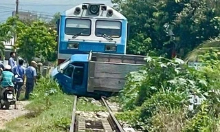 Sau cú tông của tàu hỏa, tài xế xe tải thoát nạn hi hữu