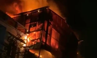 Vĩnh Phúc: 100 cảnh sát dập lửa tại 'thủ phủ bán buôn' Thổ Tang