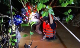 Mưa như trút, đường phố Đà Nẵng ngập nặng