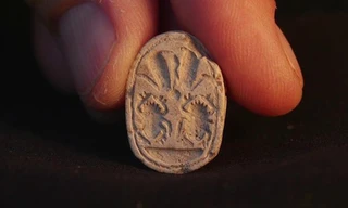 Nghịch đá, bé gái 3 tuổi phát hiện báu vật 3.800 năm