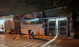 Tông xe máy vào nhà dân ở TPHCM, 1 người chết, 1 người nguy kịch