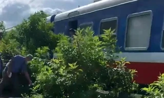 Đi bộ giữa đường ray, người đàn ông bị tông tử vong