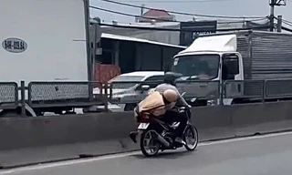 Xác minh clip CSGT chới với bám yên xe máy của một người đàn ông ở TPHCM