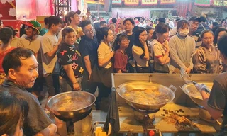 Bà chủ tàu hủ vàng mỗi năm bán 1 lần gây sốt ở TPHCM nói điều bất ngờ