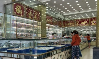 Cảnh tượng lạ lùng ở nhiều tiệm vàng tại TPHCM