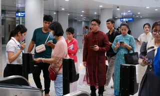 Ngày đầu quẹt thẻ, quét mã QR đi metro TPHCM ra sao?