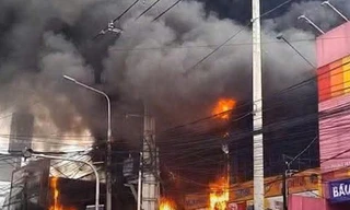 Cháy lớn tại siêu thị Điện máy xanh ở Đồng Nai lúc giữa trưa