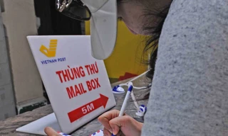 Du khách quốc tế xếp hàng ở Bưu điện TPHCM để gửi thư tay đi bốn phương