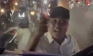 Xôn xao clip người đàn ông khiêng xe đạp đập đầu ô tô