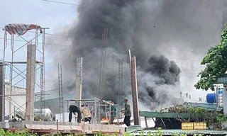 Cháy dữ dội dãy phòng trọ ở TPHCM