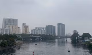 TPHCM mây mù giăng kín, mưa lất phất 