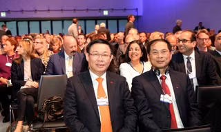 Phó Thủ tướng Vương Đình Huệ và Thứ trưởng Ngoại giao Bùi Thanh Sơn dự phiên khai mạc toàn thể WEF Davos 2018. Ảnh: VGP