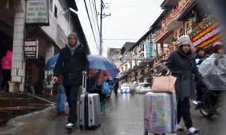 Nhiều du khách nước ngoài đổ vế Sapa dịp cuối tuần.