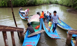 Cử tri vùng rừng đước Năm Căn đến bầu cử bằng đường thủy.