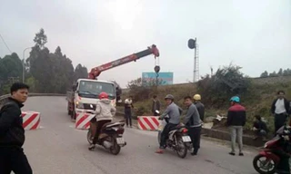 Các khối bê tông chắn đường lên cầu Việt Trì ảnh: otofun.