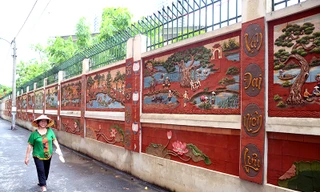 "Đường tranh gốm" nằm trong con đường nhỏ ở Tổ dân phố 28 (ngõ 78 Duy Tân, quận Cầu Giấy, TP Hà Nội).