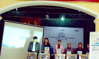 Đại diện Công ty CP Karofi Việt Nam trao quà cho bà con nghèo xã Đại An.