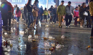 Sau màn bắn pháo hoa đêm Giao thừa chào đón năm mới. Tại hồ Gươm tràn ngập giấy báo, vỏ cốc nhựa, vỏ kem,...