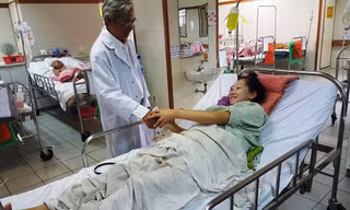 Sản phụ Mai Thị H. từ cõi chết trở về đang dần bình phục sức khỏe, mẹ tròn con vuông. Ảnh: Ngọc Văn.
