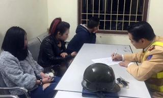 Nam thanh niên điều khiển chiếc xe và hai cô gái không đội mũ bảo hiểm.