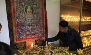 Anh thắp nến cầu nguyện. Ảnh: Phượng Hoàng.