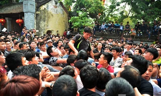 Hàng trăm trai tráng tranh nhau cướp bông ở Hà Nội