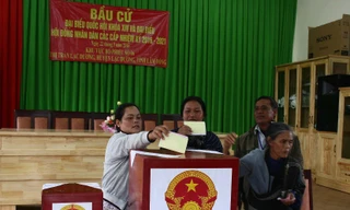 Bà con dân tộc K’Ho thôn Đăng Gia, Lạc Dương đi bầu cử.